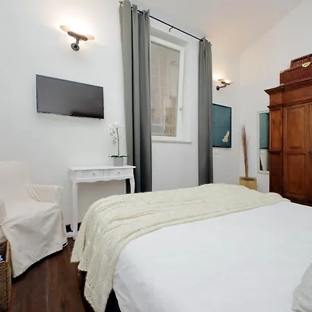 Ych-pretty Flat Close Pantheon