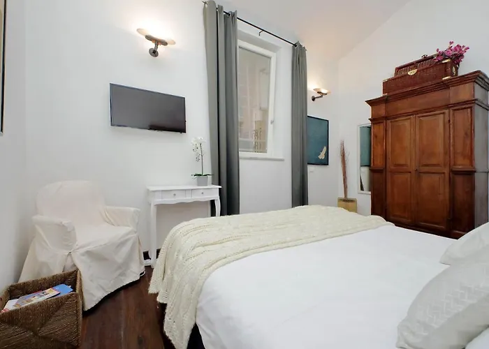 Ych-pretty Flat Close Pantheon